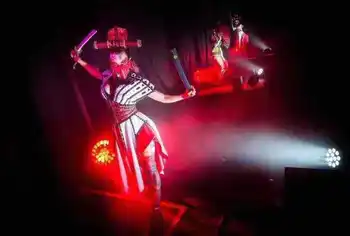 Discoteca China fiesta de disfraces asesino mujer GOGO bar DS baile de disfraces Imagen